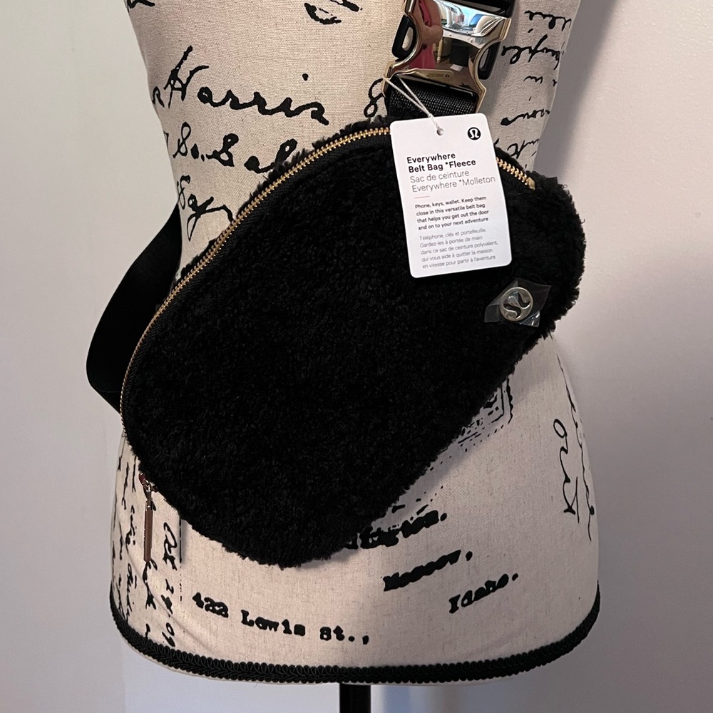 Lululemon Crossbody/Waist Fleece Bag NWT